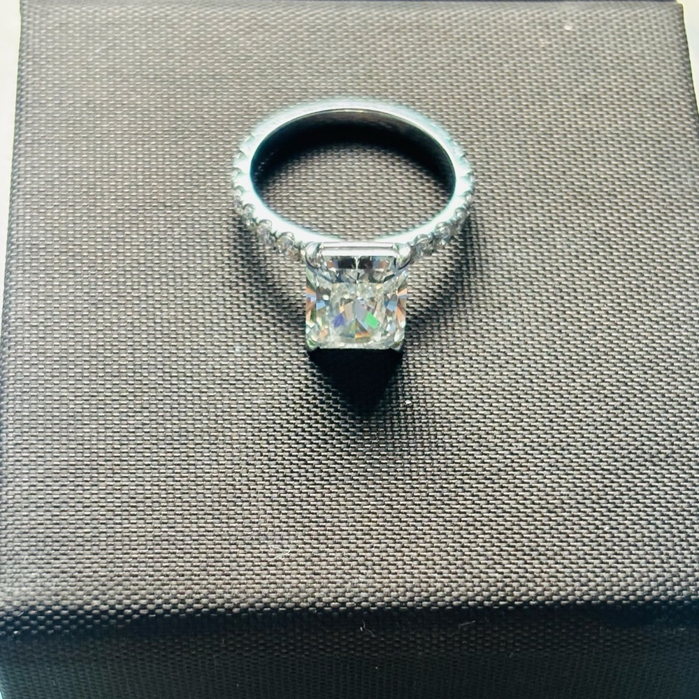 Elegant 10K white gold engagement ring